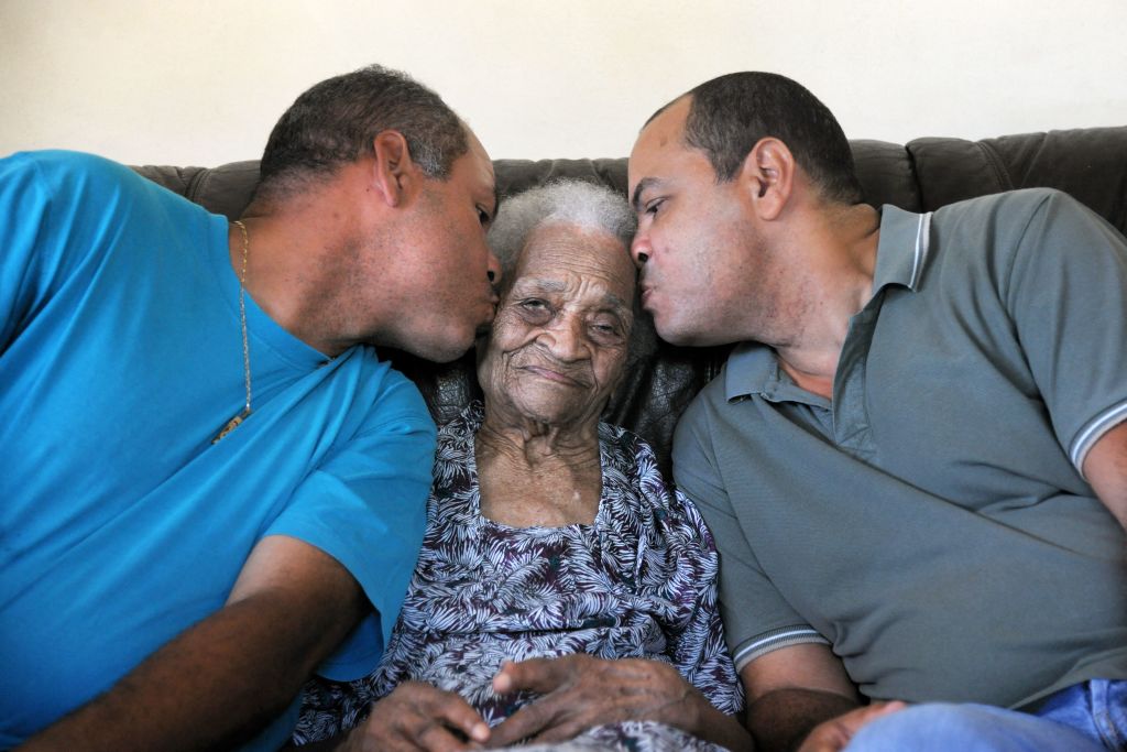 Martinique: les jeunes de plus en plus nombreux à aider leurs aînés, selon une étude