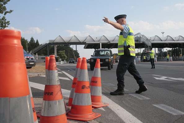 Autoroute A7: un camion se retrouve couché sur le flanc devant le péage, il est évacué après plusieurs heures