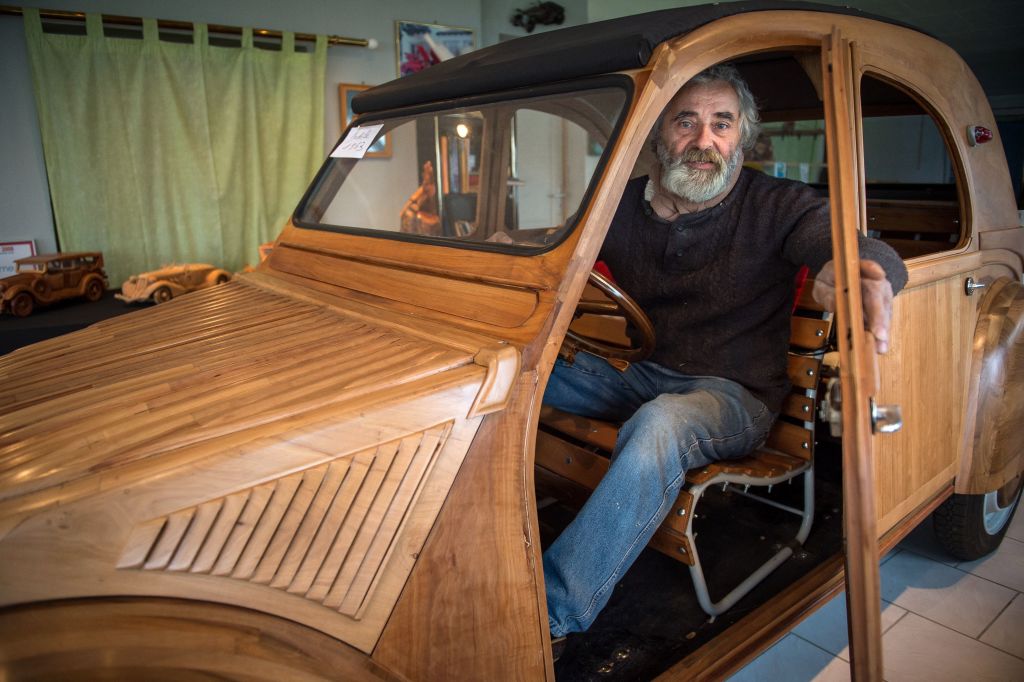 Une 2CV en bois, unique au monde, adjugée à 210.000 euros