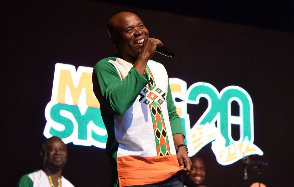 Diplômé d’HEC, le leader de Magic System enflamme la traditionnelle cérémonie en tenue d’étudiant