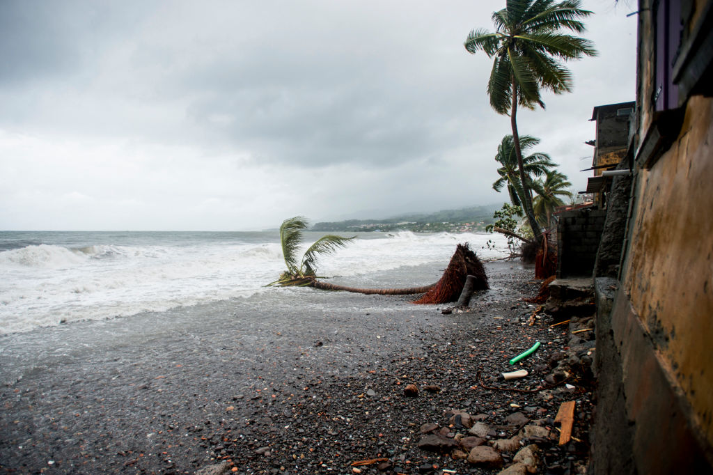 La tempête Bret s&rsquo;éloigne de la Martinique, 25.000 foyers sans électricité et un catamaran naufragé