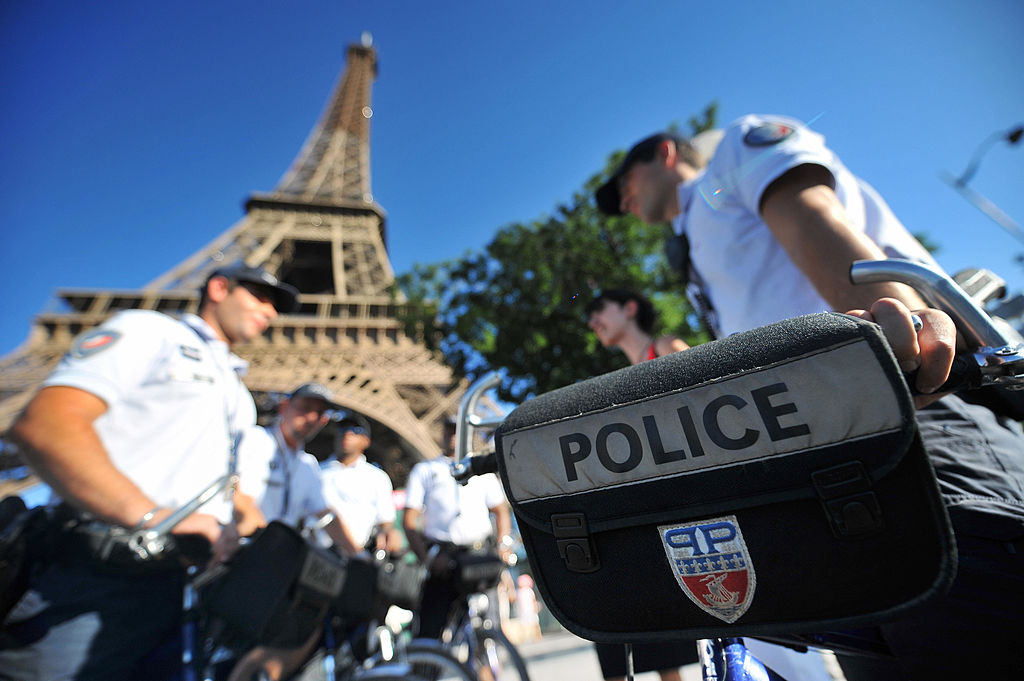 Démantèlement d&rsquo;un gang spécialisé dans le jeu de bonneteau au pied de la Tour Eiffel