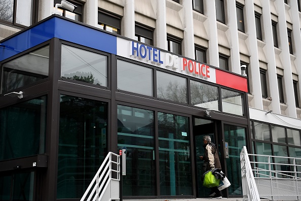 Isère: un agent préfectoral écroué avec cinq complices, soupçonnés d’un vaste trafic de titres de séjour