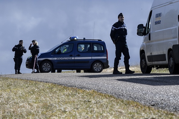 Seine-Maritime : un camion-citerne se retrouve couché sur un rond-point, à Neufchâtel-en-Bray