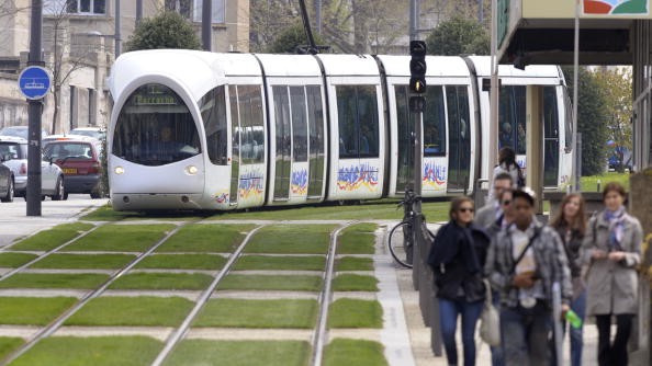 Armé d&rsquo;un couteau, il menace les usagers d&rsquo;un tramway à Lyon : des passagers le désarment