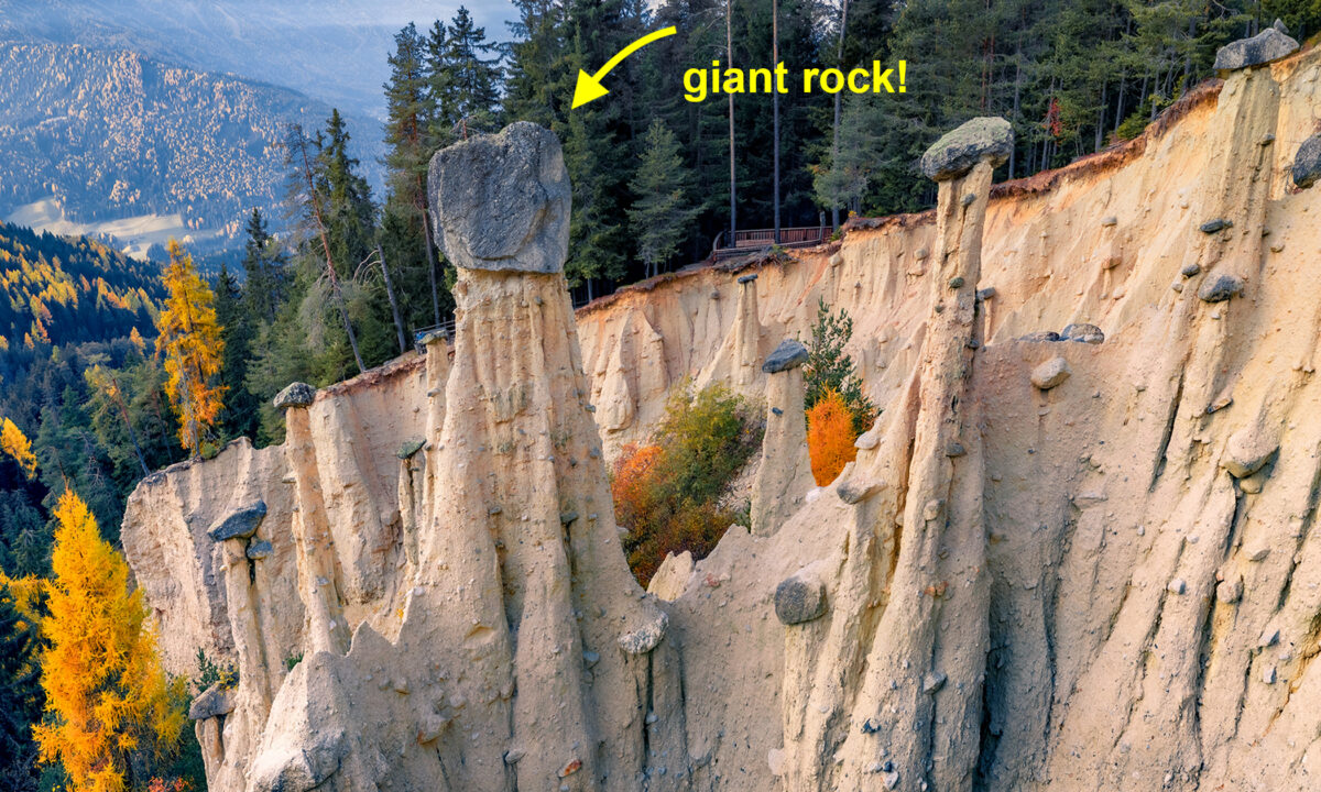 Bizarre et magnifique : ces étranges « pyramides terrestres » sont surmontées de roches géantes en équilibre