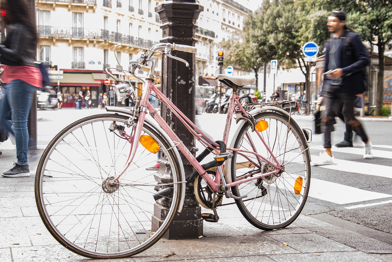 Paris: les deux jambes d’une cycliste sectionnées après une violente collision avec un camion