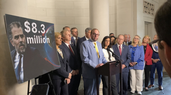 «Je suis assis ici avec mon père», a déclaré Hunter Biden dans un message WhatsApp adressé à un homme d&rsquo;affaires chinois, selon un lanceur d&rsquo;alerte