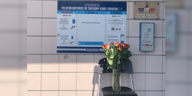 Côte-d&rsquo;Or: il se présente chez les gendarmes, un bouquet de roses à la main