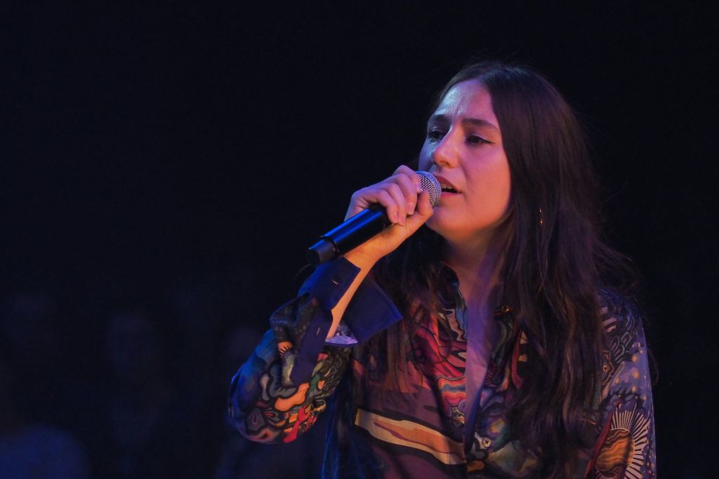 Enquête ouverte après des propos de la chanteuse Izïa évoquant un lynchage d&rsquo;Emmanuel Macron