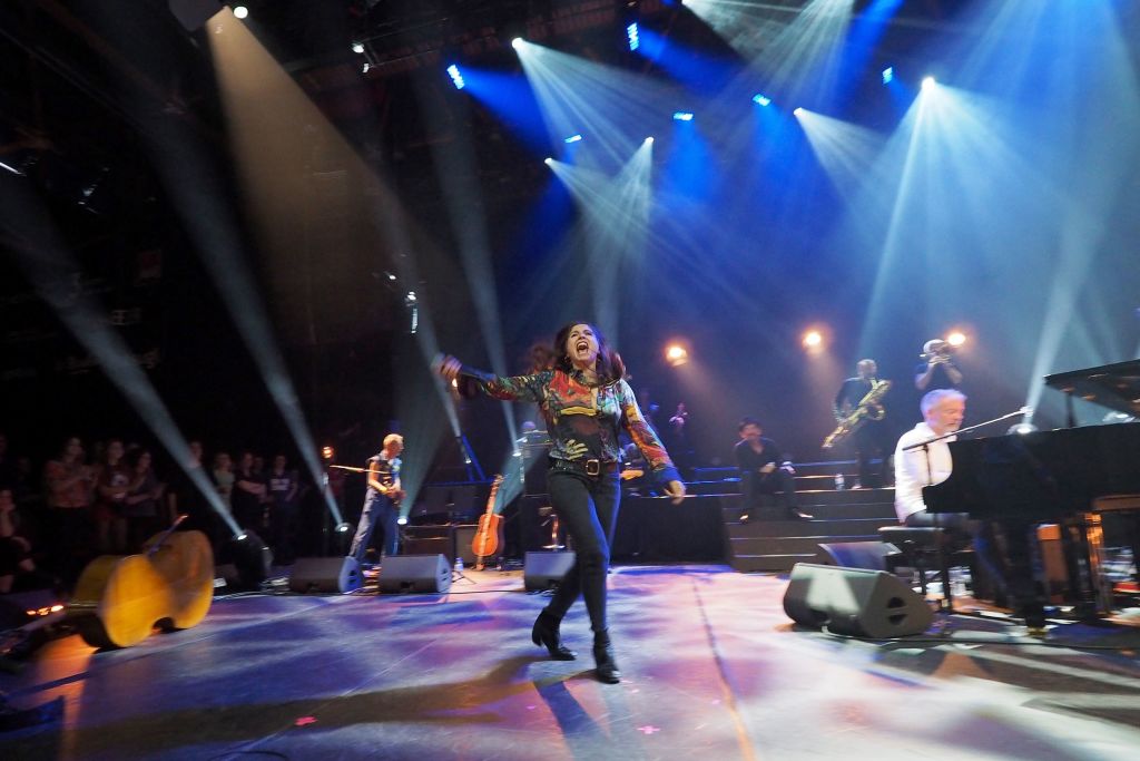 Entre refus et maintien des concerts d&rsquo;Izïa, la chanteuse qui évoque un lynchage du président fait l&rsquo;objet d&rsquo;une enquête