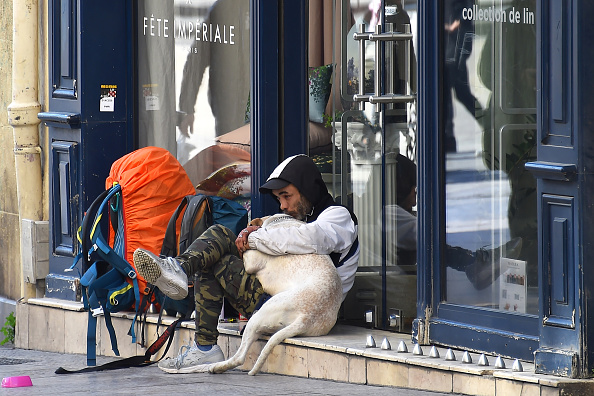 À Angoulême, une amende de 35 euros pour quiconque reste debout, assis ou allongé en gênant l’espace public