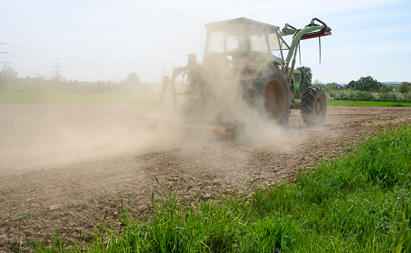 «Sauve-toi, sinon je te tue»: un agriculteur de Charente-Maritime défonce la maison de ses voisins avec son tracteur