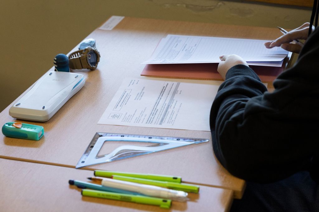 Coup d&rsquo;envoi du bac 2024 : les épreuves de spécialité renvoyées en juin