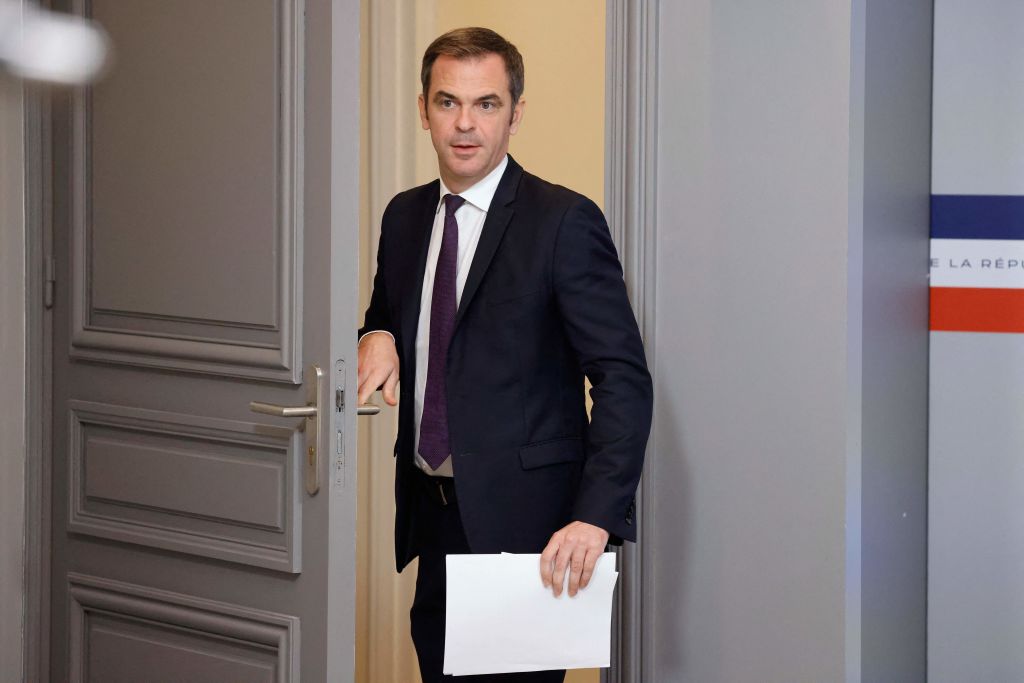 Émeutes: une circulaire pour reconstruire ce qui a été détruit «sans délai», annonce Oliver Véran