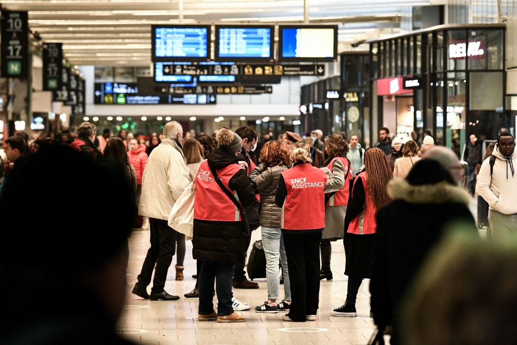 Une panne due à la foudre perturbe les départs en vacances gare Montparnasse