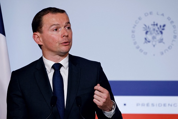 Ardèche: un militant de 83 ans menotté et conduit au poste après avoir interpellé Olivier Dussopt