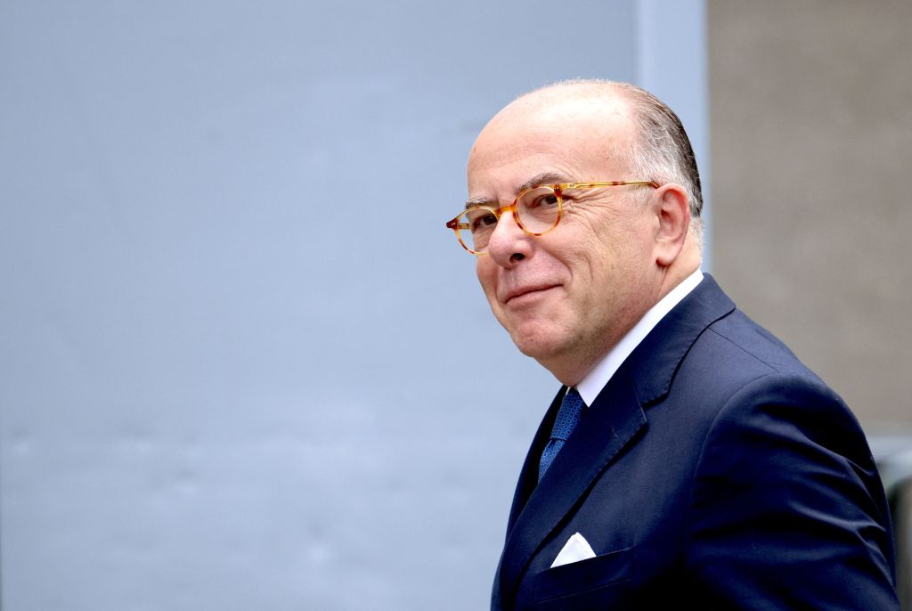 Premier ministre : Emmanuel Macron rencontrera Bernard Cazeneuve lundi matin
