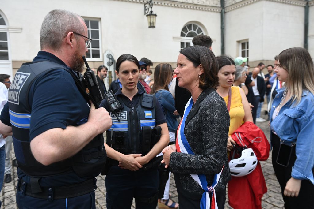 Un décor anti-police dans un festival organisé par la ville, la maire de Nantes réagit