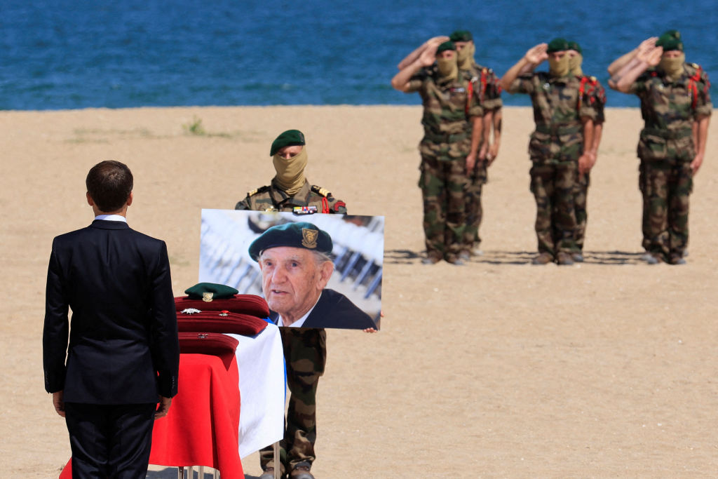 Sur les plages du Débarquement, Emmanuel Macron rend hommage au «héros» Léon Gautier