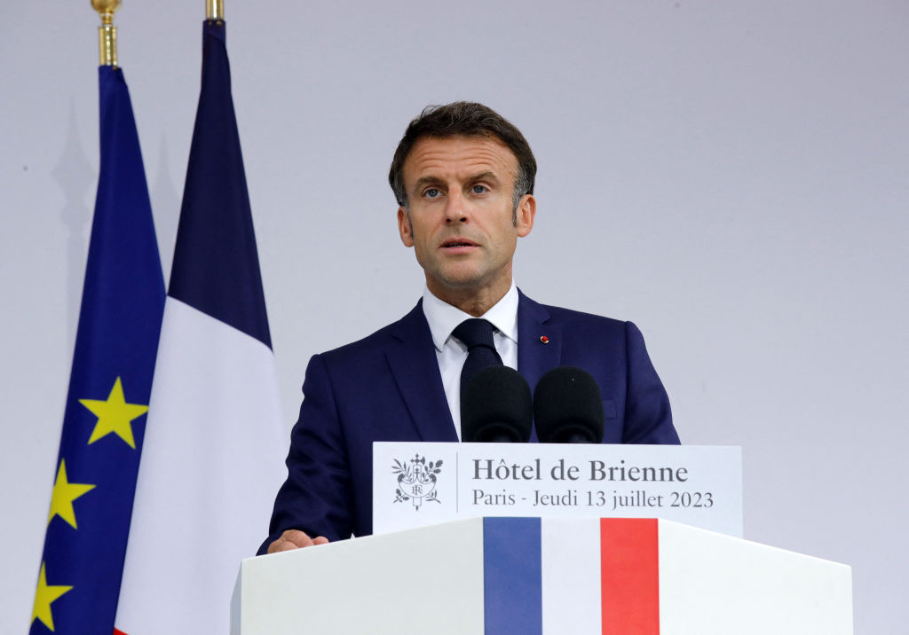 Le défilé du 14 juillet 2024 entre Vincennes et Nation, avec la flamme olympique, annonce Emanuel Macron