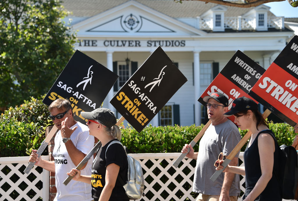 Hollywood en grève: les cinémas français inquiets, les cinéastes soutiennent