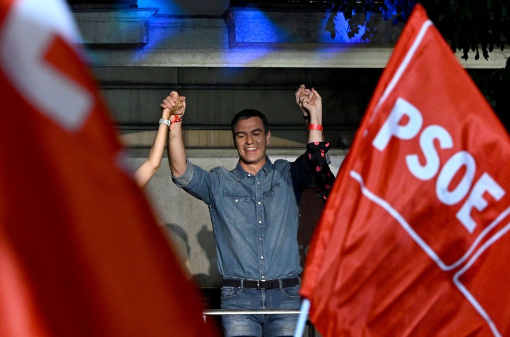 Élections en Espagne: Pedro Sánchez crée la surprise en résistant à la droite