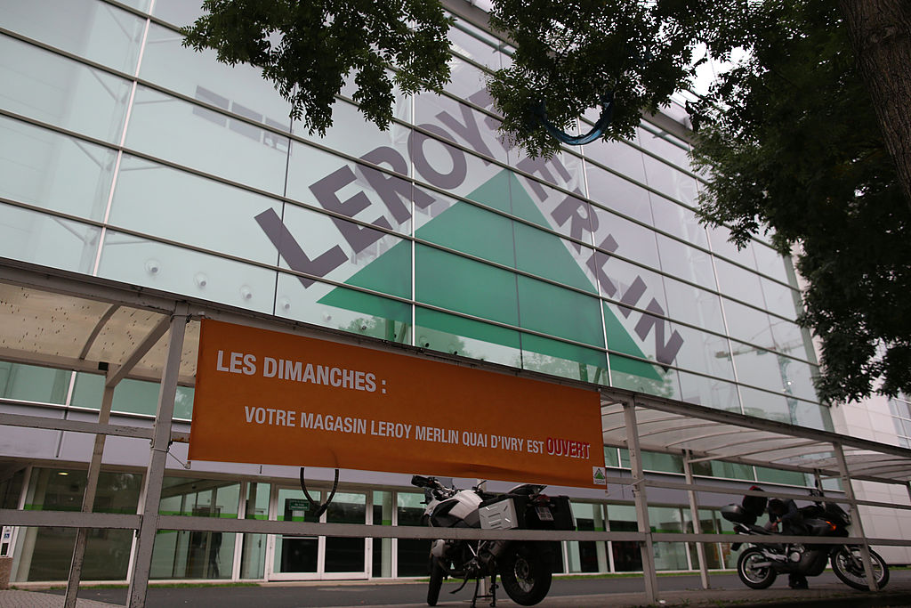 Après avoir rempli son coffre dans un Leroy Merlin, il tente de partir sans payer