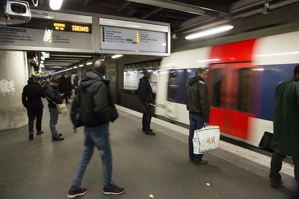 Une femme tuée par un RER à Paris, un homme en garde à vue pour l&rsquo;avoir poussée