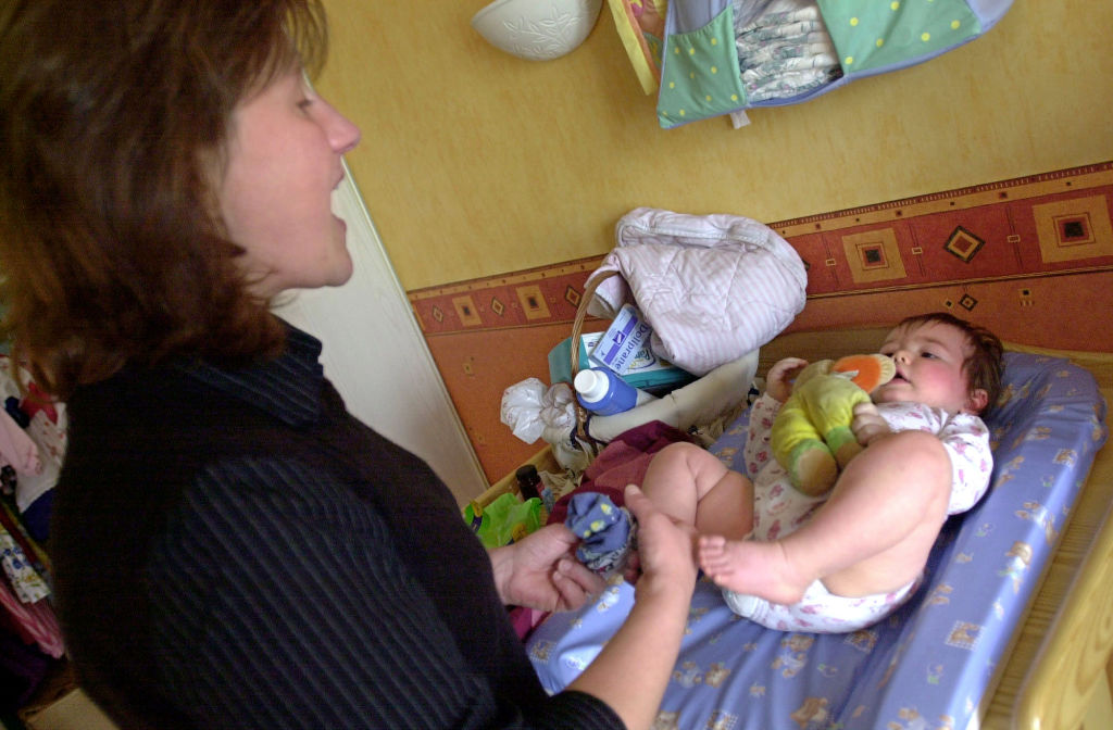 Aurore Bergé évoque l&rsquo;idée d&rsquo;un congé parental plus court et mieux rémunéré