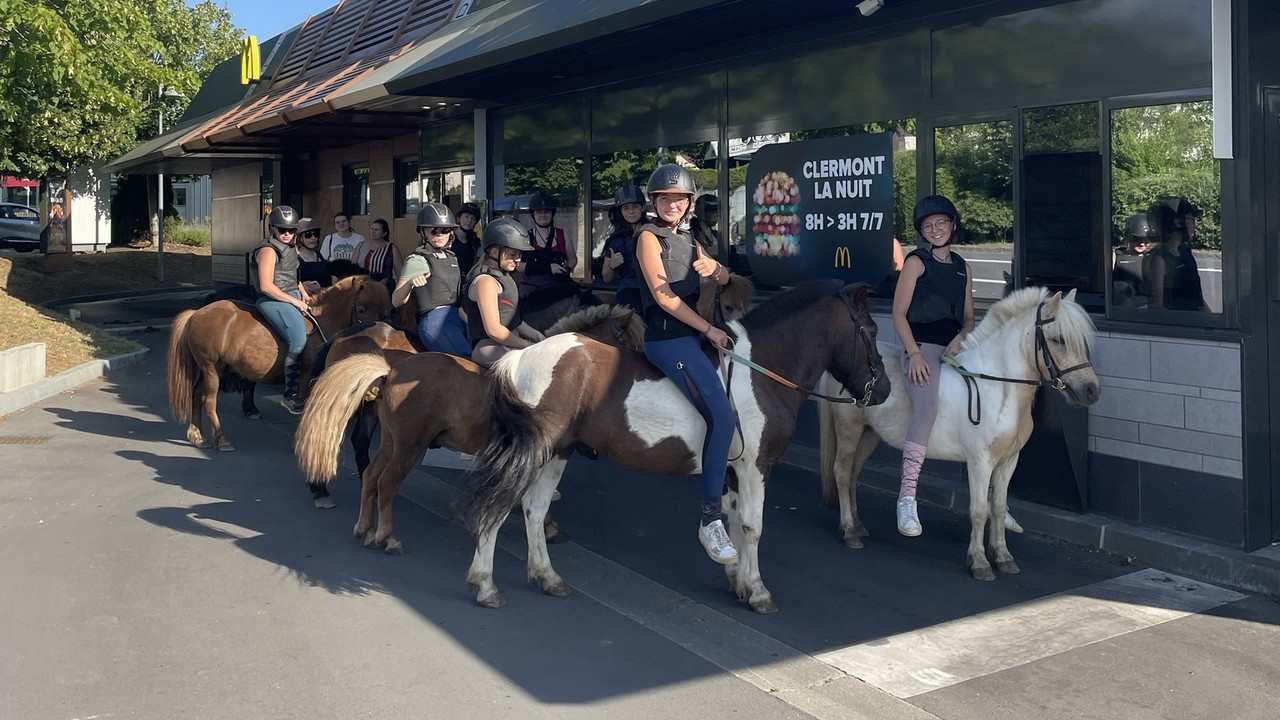 Elles passent commande à cheval au drive de ce McDonald&rsquo;s de l&rsquo;Oise