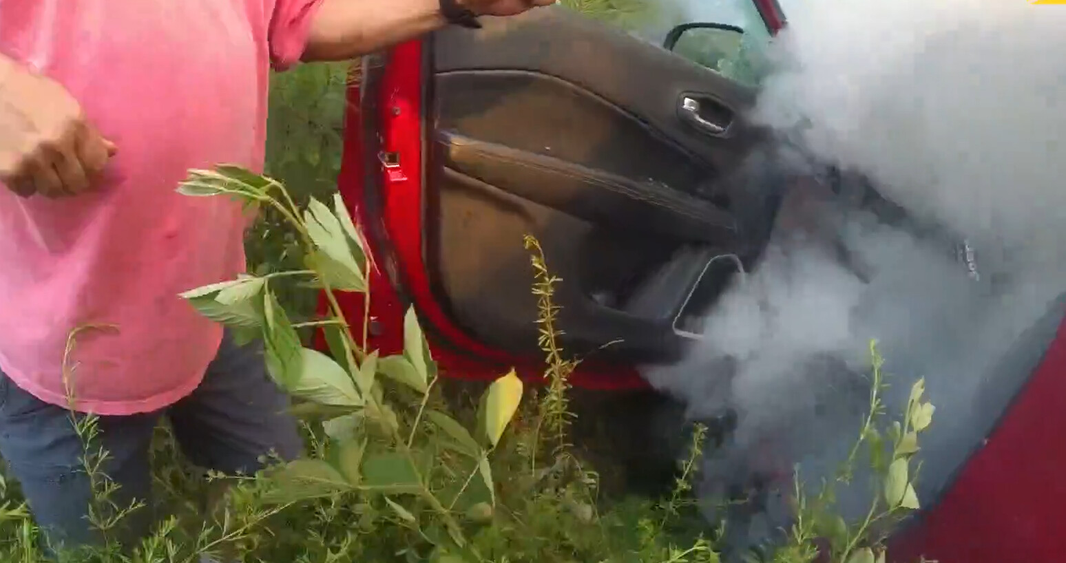 États-Unis: un shérif-adjoint réalise un sauvetage héroïque, l’automobiliste était coincée dans sa voiture en feu