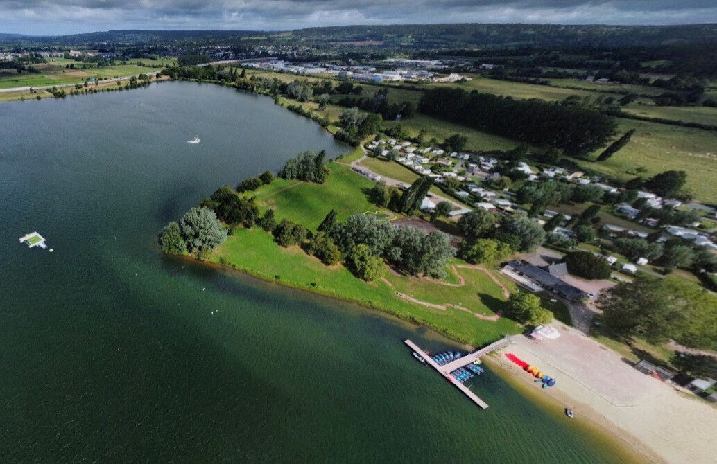 Calvados: un véhicule tractant un bateau finit dans le lac, à Pont-l&rsquo;Évêque