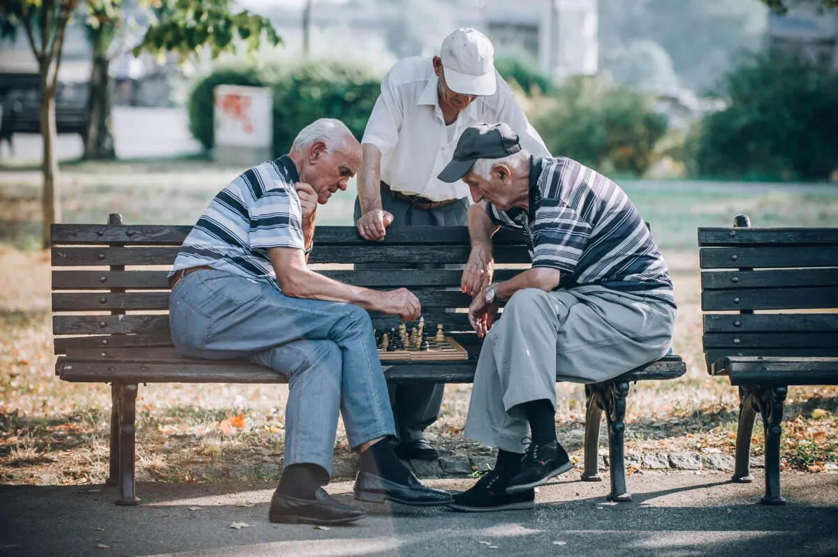 Une nouvelle étude montre que l&rsquo;écriture, les échecs et les puzzles réduisent les risques de démence chez les personnes âgées