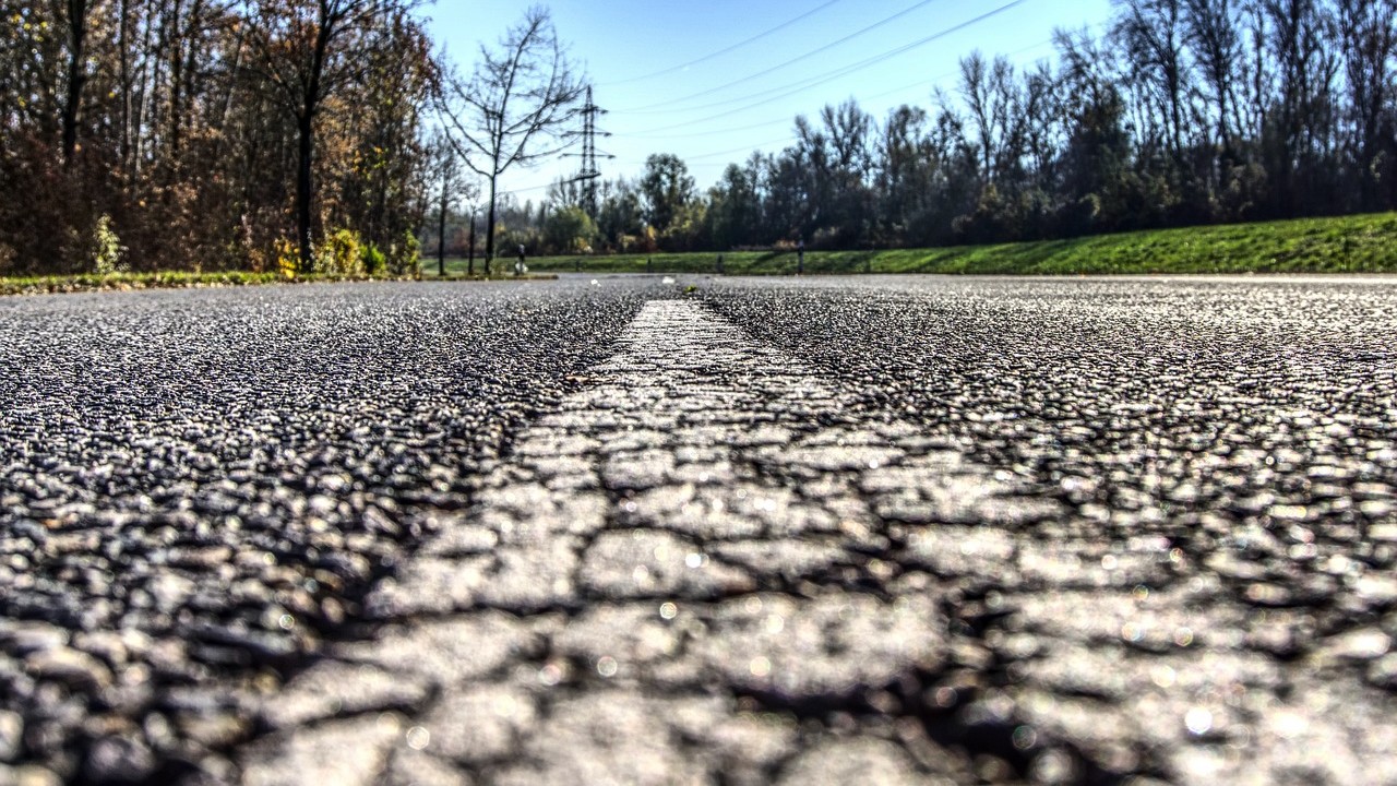 Un motard blessé après avoir glissé sur le bitume fondu par la chaleur en Dordogne