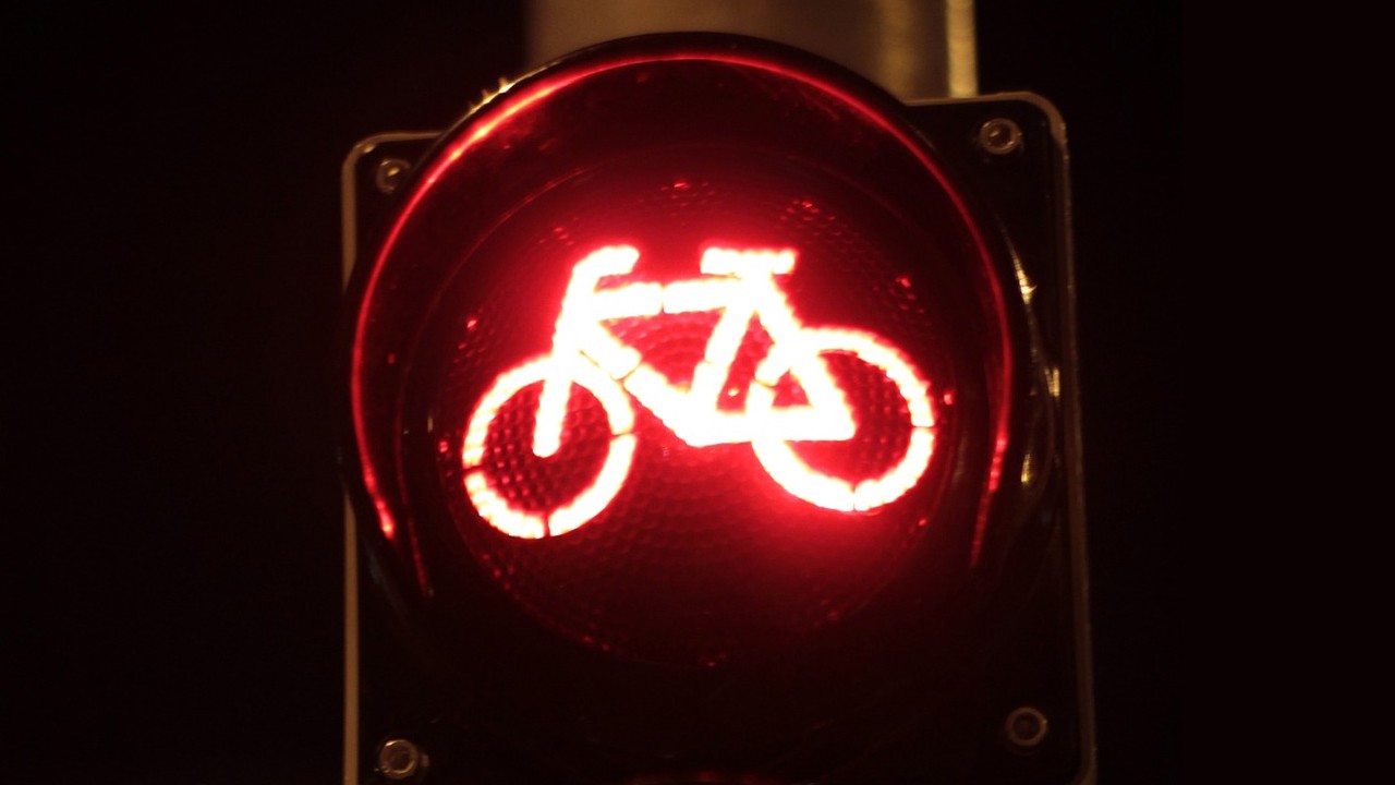 Un cycliste ivre interpellé en pleine nuit sur l&rsquo;autoroute A13 et à contresens, dans le Calvados