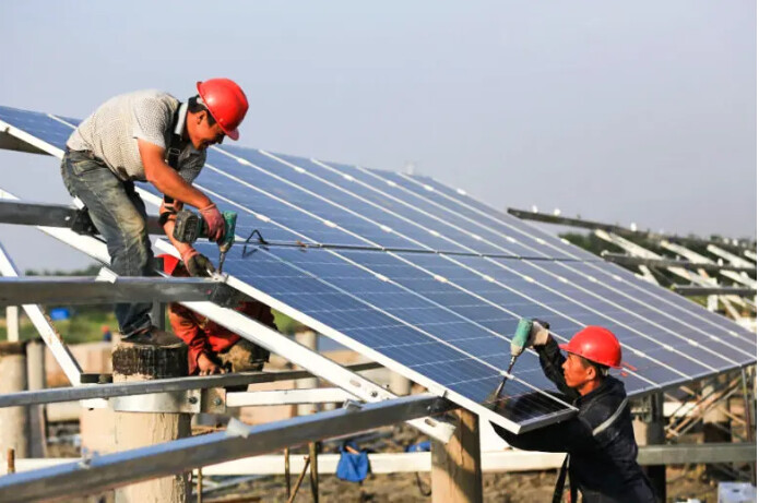 Le «sale secret»: les panneaux solaires fabriqués en Chine ont une empreinte carbone d’au moins 3 fois plus élevée que les estimations de l&rsquo;ONU, selon une étude