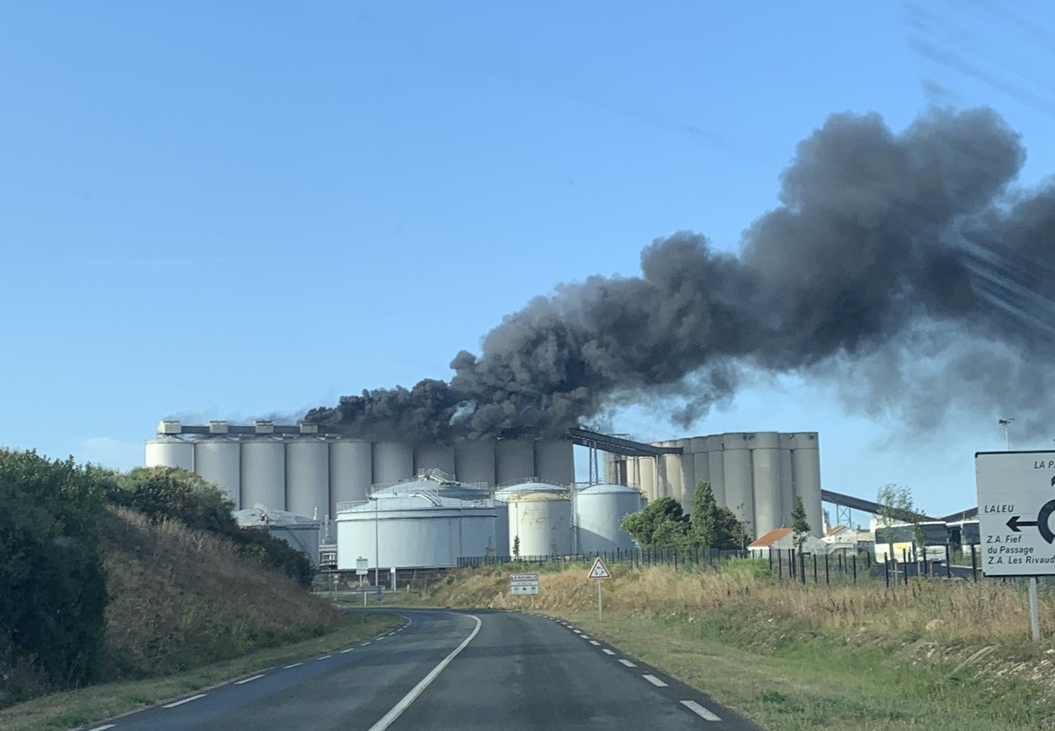 Incendie sur des silos à grain à La Rochelle, le site évacué
