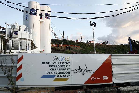 Massy: les deux nouveaux ponts ferroviaires ont été installés grâce à l’une des plus grandes grues du monde