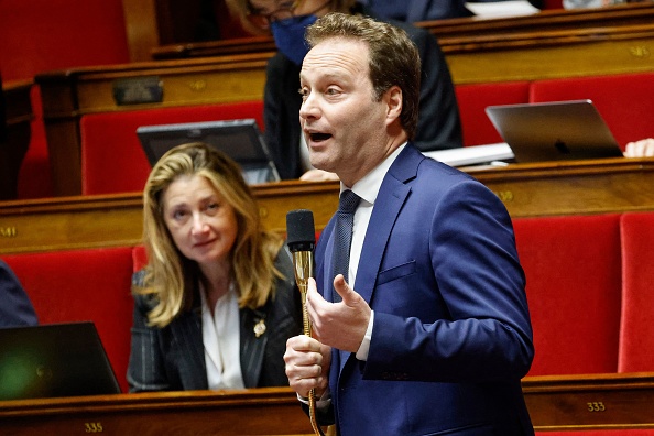 Pour avoir écrit une tribune dans le JDD, le député Karl Olive est dans le collimateur du groupe Renaissance