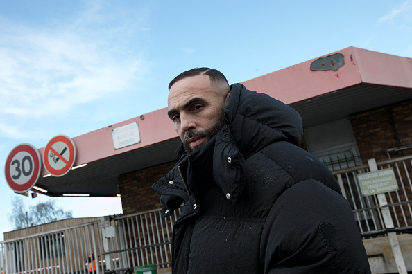 Médine visait des élus LR et RN avec des fléchettes, la vidéo du rappeur lui a valu une convocation en novembre par la procureure d&rsquo;Albi