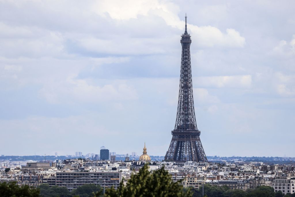 Il escalade la Tour Eiffel et s&rsquo;élance en parachute, avant d&rsquo;être interpellé