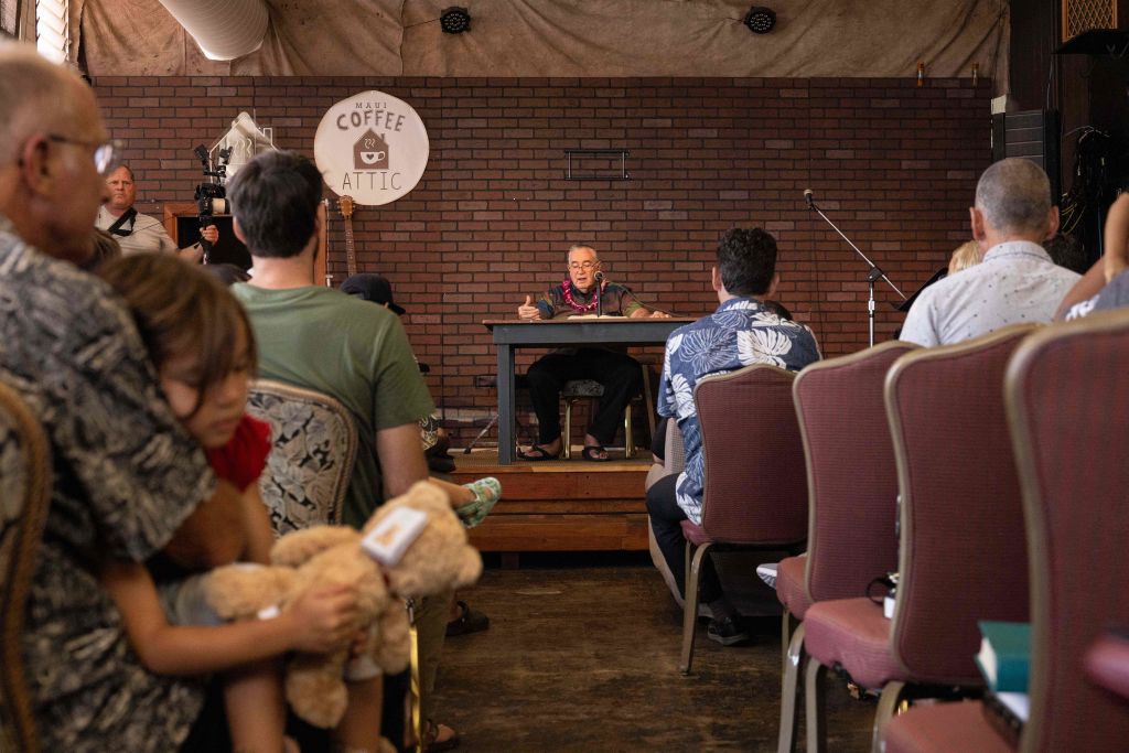 Hawaï: un pasteur qui a tout perdu dans les incendies réconforte les rescapés