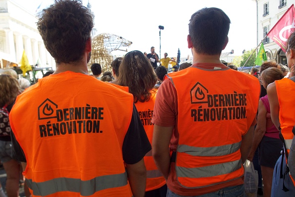 Tours: cinq militants écologistes condamnés pour avoir aspergé de peinture la préfecture