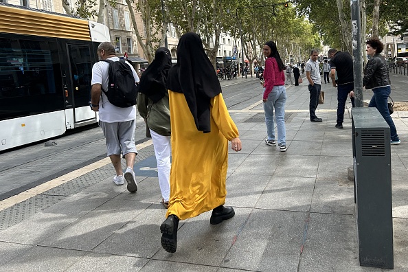 Abaya et qamis interdits en classe «dès lundi»