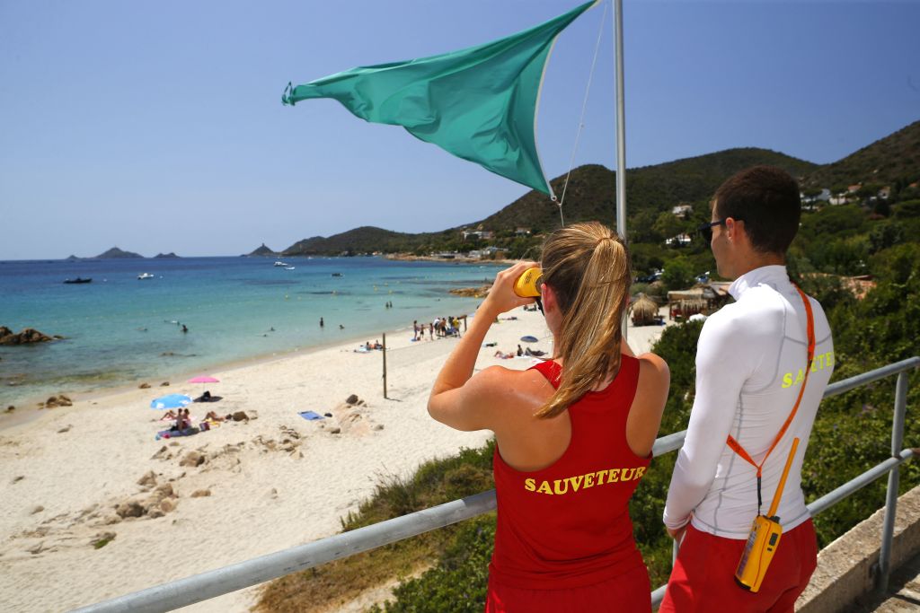 Baignade: de nouveaux drapeaux ont fait leur apparition sur les plages, comme le violet
