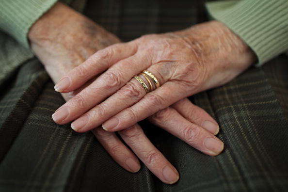 Arnaque téléphonique: une femme de 96 ans se fait escroquer près de 200.000 euros, sa plainte est classée sans suite