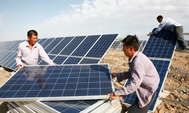 L&rsquo;industrie solaire en Chine recourt au travail forcé, selon un rapport
