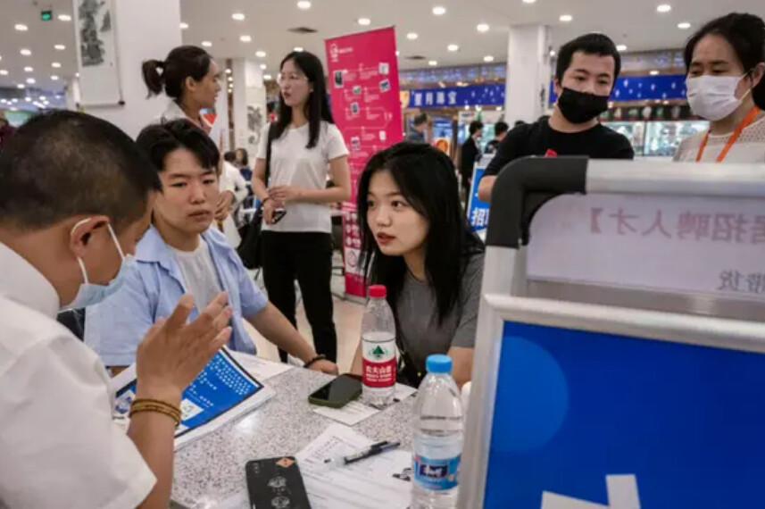 Le taux de chômage des jeunes en Chine grimpe en flèche, mais selon une universitaire les chiffres sont « sans doute sous-estimés »