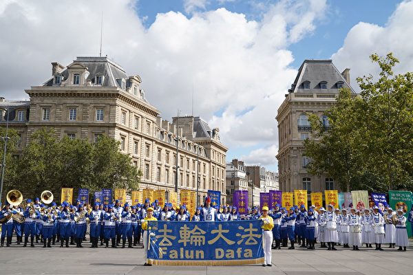 « À la fois paisible et pacifique » : un millier de pratiquants de Falun Gong défilent à Paris pour demander la fin de la persécution